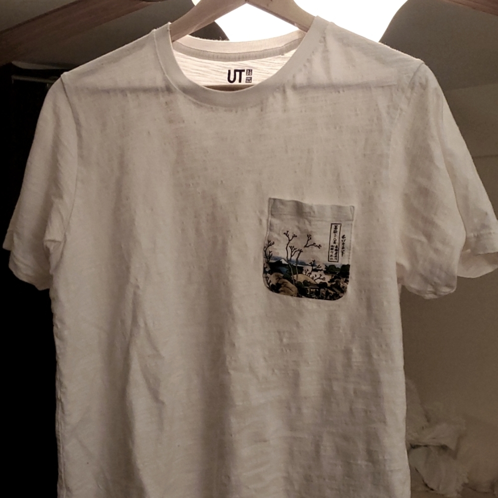 Uniqlo Hokusai Blue Men's Large T-shirt (fits like a medium)